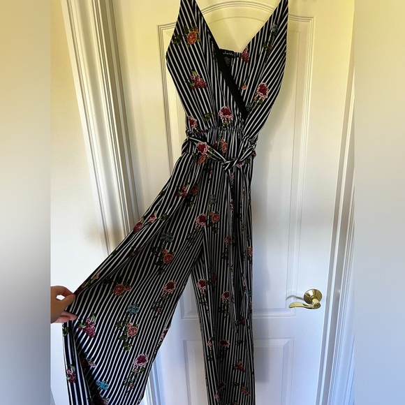 🌸 Women’s Medium Striped Floral Jumpsuit 🌸 - Picture 1 of 8